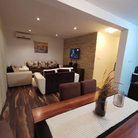 Vikendica Lesic * Cortanovci